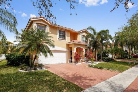 House in Sunrise, Florida 4 bedrooms, 240.25 sq.m. № 1701014 - photo 1