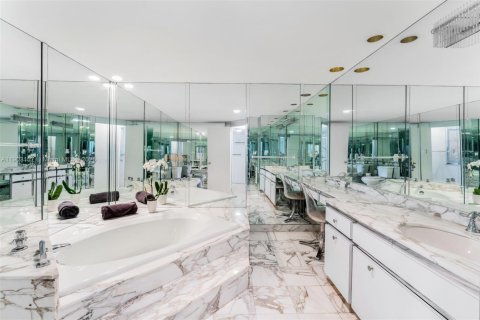 Copropriété à vendre à Bal Harbour, Floride: 2 chambres, 234.58 m2 № 1954359 - photo 12