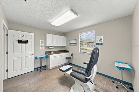 Commercial property in Zephyrhills, Florida 129.32 sq.m. № 2384106 - photo 9