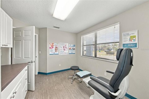 Commercial property in Zephyrhills, Florida 129.32 sq.m. № 2384106 - photo 8