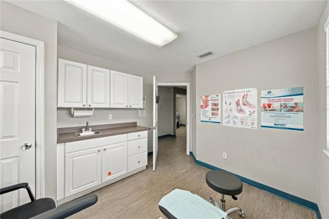 Commercial property in Zephyrhills, Florida 129.32 sq.m. № 2384106 - photo 4