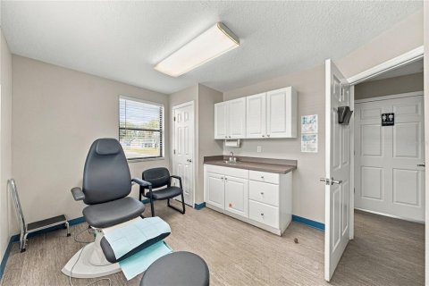 Commercial property in Zephyrhills, Florida 129.32 sq.m. № 2384106 - photo 5