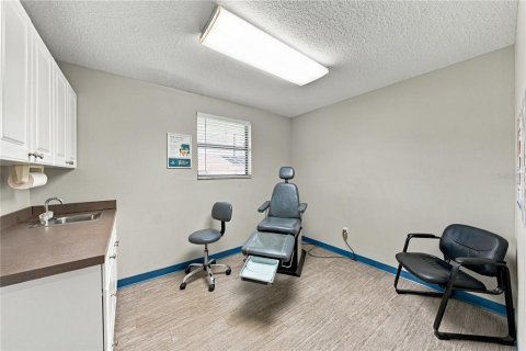 Commercial property in Zephyrhills, Florida 129.32 sq.m. № 2384106 - photo 15
