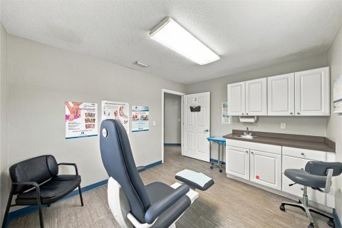 Commercial property in Zephyrhills, Florida 129.32 sq.m. № 2384106 - photo 7