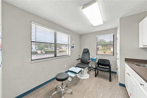Commercial property in Zephyrhills, Florida 129.32 sq.m. № 2384106 - photo 11