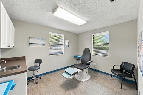 Commercial property in Zephyrhills, Florida 129.32 sq.m. № 2384106 - photo 13