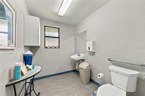 Commercial property in Zephyrhills, Florida 129.32 sq.m. № 2384106 - photo 12