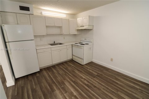 Appartement à louer à Miami, Floride: 2 chambres, 74.32 m2 № 2056120 - photo 2