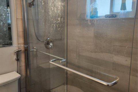 Condo in Doral, Florida, 2 bedrooms  № 1861718 - photo 16