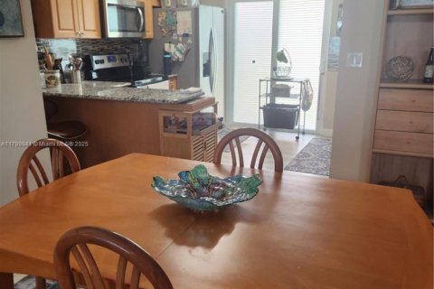 Condo in Doral, Florida, 2 bedrooms  № 1861718 - photo 4