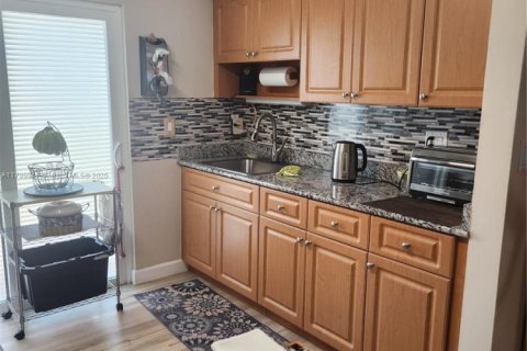 Condo in Doral, Florida, 2 bedrooms  № 1861718 - photo 7