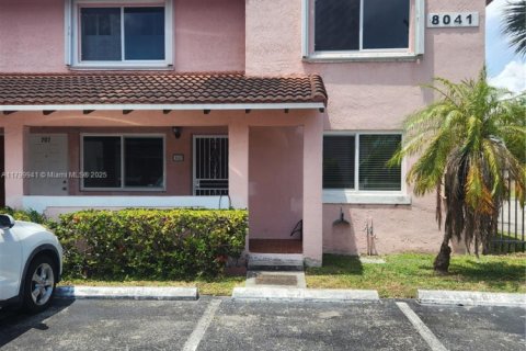 Condo in Doral, Florida, 2 bedrooms  № 1861718 - photo 1