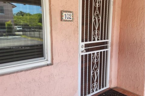 Condo in Doral, Florida, 2 bedrooms  № 1861718 - photo 2