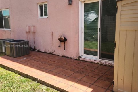 Condo in Doral, Florida, 2 bedrooms  № 1861718 - photo 8