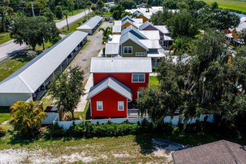 House in Okeechobee, Florida 1 bedroom, 136.01 sq.m. № 2175625 - photo 10