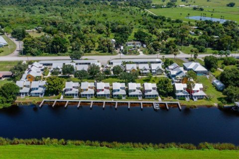 House in Okeechobee, Florida 1 bedroom, 136.01 sq.m. № 2175625 - photo 7