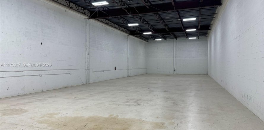 Commercial property in Doral, Florida № 2158596