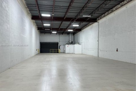 Commercial property in Doral, Florida № 2158596 - photo 2