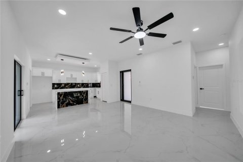Villa ou maison à vendre à Lehigh Acres, Floride: 3 chambres, 111.48 m2 № 2415425 - photo 5