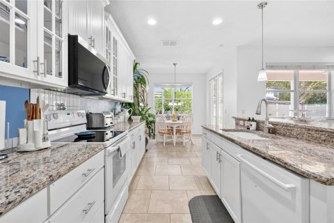 House in Orlando, Florida 3 bedrooms, 250.19 sq.m. № 2199348 - photo 10