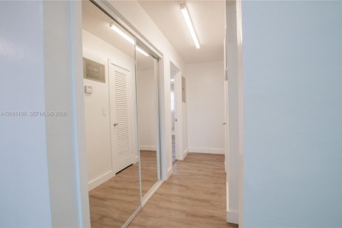 Condo in Hollywood, Florida, 2 bedrooms  № 2065338 - photo 9