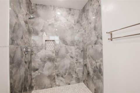 Condo in Hollywood, Florida, 2 bedrooms  № 2065338 - photo 18