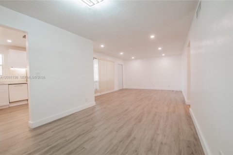 Condo in Hollywood, Florida, 2 bedrooms  № 2065338 - photo 7