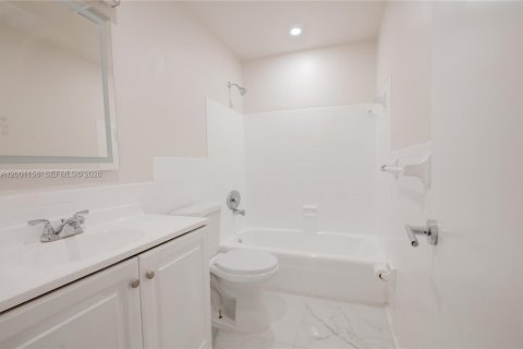 Condo in Hollywood, Florida, 2 bedrooms  № 2065338 - photo 11