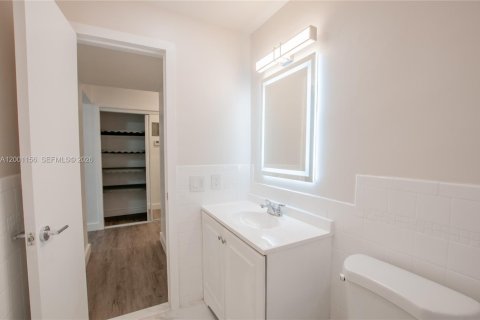 Condo in Hollywood, Florida, 2 bedrooms  № 2065338 - photo 12