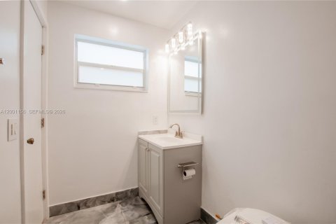 Condo in Hollywood, Florida, 2 bedrooms  № 2065338 - photo 19