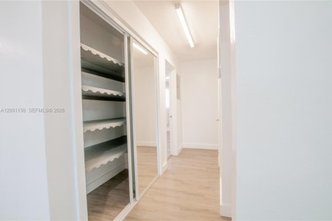 Condo in Hollywood, Florida, 2 bedrooms  № 2065338 - photo 10