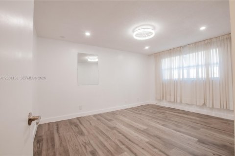 Condo in Hollywood, Florida, 2 bedrooms  № 2065338 - photo 15