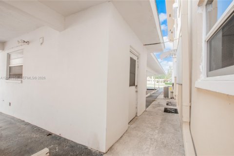 Condo in Hollywood, Florida, 2 bedrooms  № 2065338 - photo 23