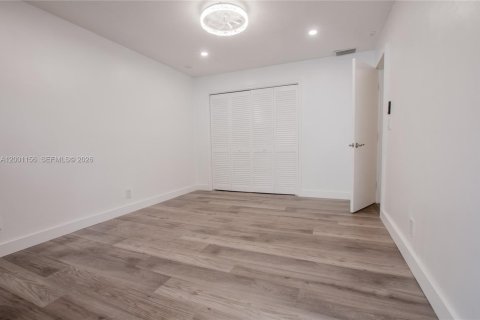 Condo in Hollywood, Florida, 2 bedrooms  № 2065338 - photo 22