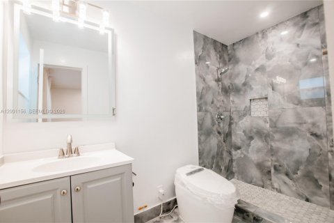 Condo in Hollywood, Florida, 2 bedrooms  № 2065338 - photo 17