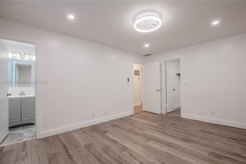 Condo in Hollywood, Florida, 2 bedrooms  № 2065338 - photo 16