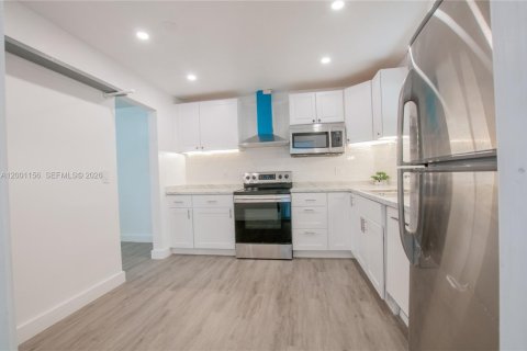 Condo in Hollywood, Florida, 2 bedrooms  № 2065338 - photo 2