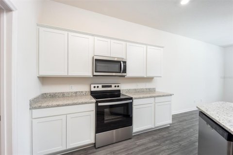 Townhouse in Dundee, Florida 2 bedrooms, 146.23 sq.m. № 1825070 - photo 5