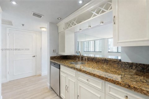 Condominio en alquiler en Miami, Florida, 2 dormitorios, 88.26 m2 № 2031859 - foto 3