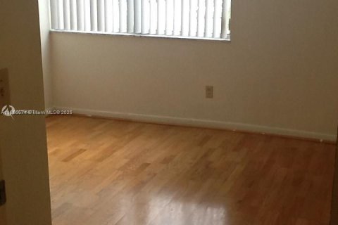 Condo in Lauderhill, Florida, 3 bedrooms  № 1878890 - photo 4