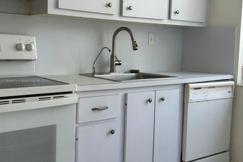 Condo in Lauderhill, Florida, 3 bedrooms  № 1878890 - photo 30