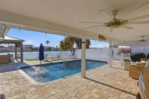 House in Saint Pete Beach, Florida 4 bedrooms, 193.98 sq.m. № 2151734 - photo 28
