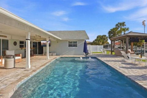 House in Saint Pete Beach, Florida 4 bedrooms, 193.98 sq.m. № 2151734 - photo 30