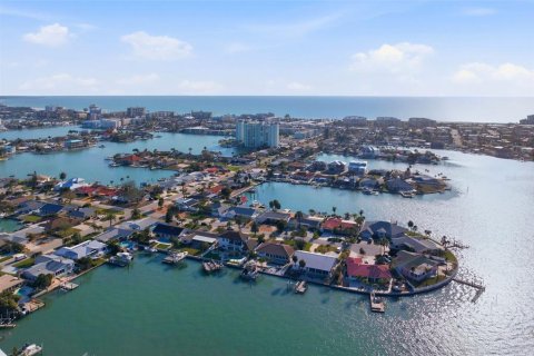 House in Saint Pete Beach, Florida 4 bedrooms, 193.98 sq.m. № 2151734 - photo 4