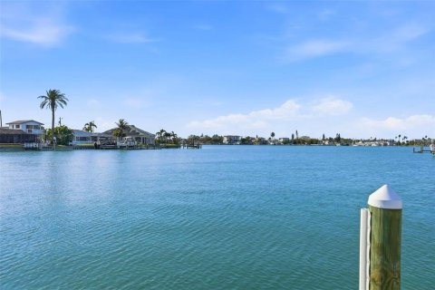 House in Saint Pete Beach, Florida 4 bedrooms, 193.98 sq.m. № 2151734 - photo 2