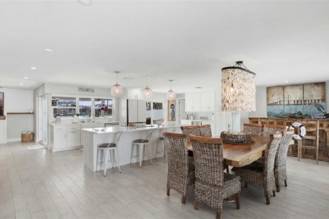 House in Saint Pete Beach, Florida 4 bedrooms, 193.98 sq.m. № 2151734 - photo 8