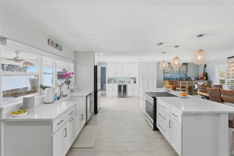 House in Saint Pete Beach, Florida 4 bedrooms, 193.98 sq.m. № 2151734 - photo 12