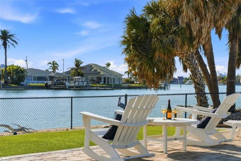 House in Saint Pete Beach, Florida 4 bedrooms, 193.98 sq.m. № 2151734 - photo 3