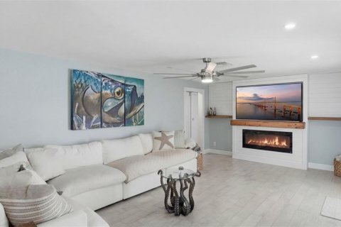 House in Saint Pete Beach, Florida 4 bedrooms, 193.98 sq.m. № 2151734 - photo 15