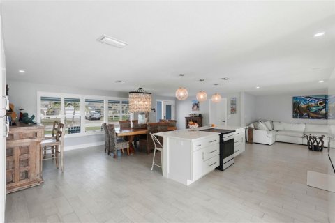 House in Saint Pete Beach, Florida 4 bedrooms, 193.98 sq.m. № 2151734 - photo 9